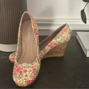 AEROSOLES Embroidered Floral Cork Wedge Shoes Heels Pumps New Without Box Size 7